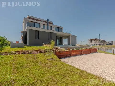 Casa en Venta con 2 cocheras