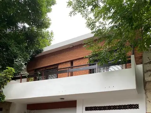 Casa 4 ambientes, 2 plantas, garaje, fondo libre.