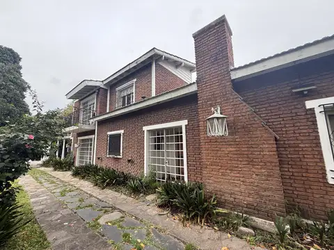 Casa a refaccionar con 4 dormitorios sobre lote de 600 m2