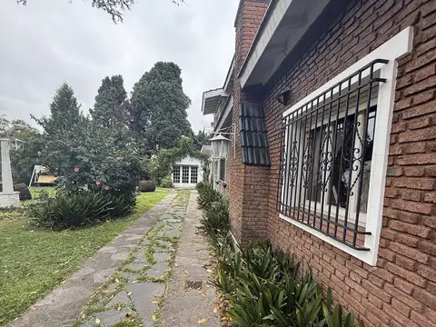 Casa a refaccionar con 4 dormitorios sobre lote de 600 m2
