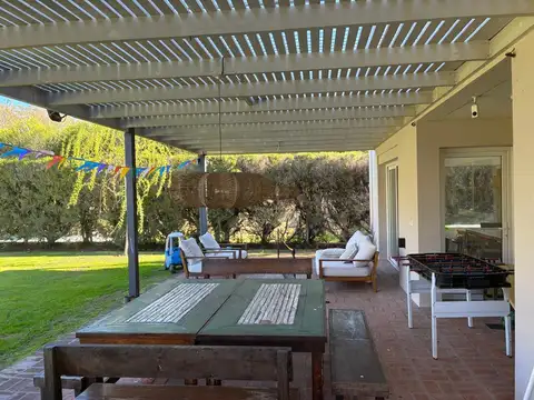 Casa en Barrio El Encuentro. Dos plantas en 1100m2. 5 ambientes. Impecable diseño y construcción.