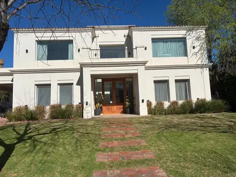 Casa en Barrio El Encuentro. Dos plantas en 1100m2. 5 ambientes. Impecable diseño y construcción.