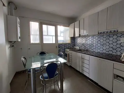 Excelente ubicación frente al teatro Argentino y vista a la catedral