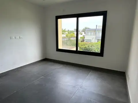 Casa 5 ambientes con 4 baños