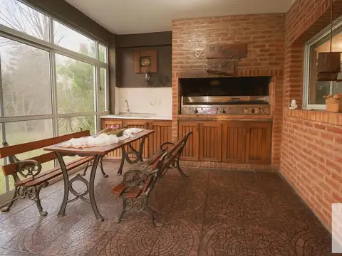 Casa en venta - 4 Dormitorios 2 Baños - Ezeiza
