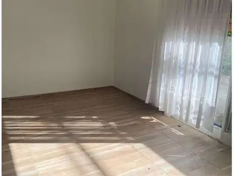 DEPOSITO 150 M2, Y OFICINAS O VIVIENDA DE 4 AMBIENTES EN PRIMER PISO