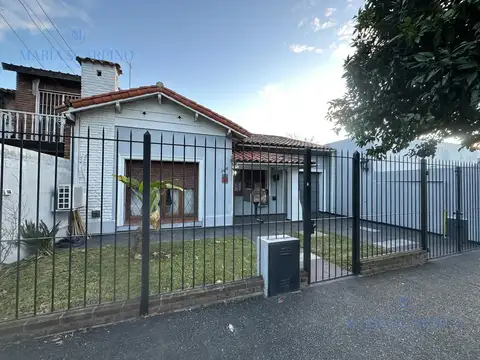 Casa 4 ambientes, quincho y pileta, apto crédito, gran lote.