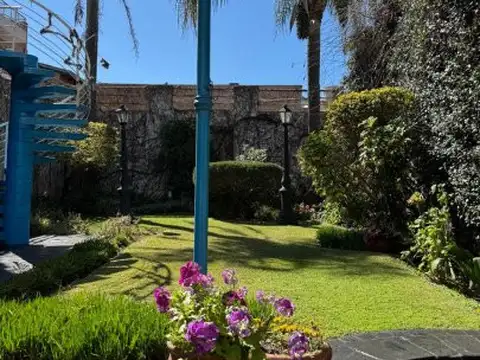 VENTA CASA 3 DORMITORIOS  MAS ESTUDIO RETASAMOS OPORTUNIDAD  CON JARDIN Y DOS COCHERAS