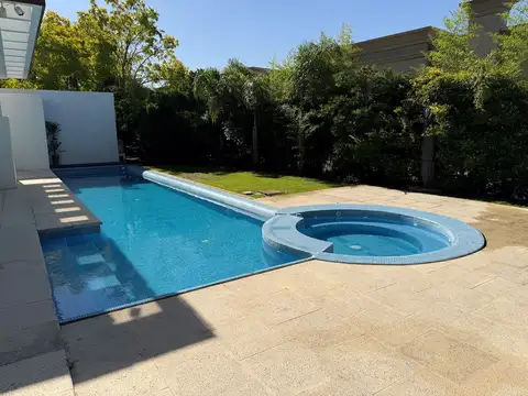 Casa en Alquiler con 2 cocheras