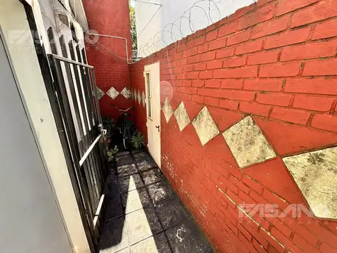 Agustín Alvarez al 2400