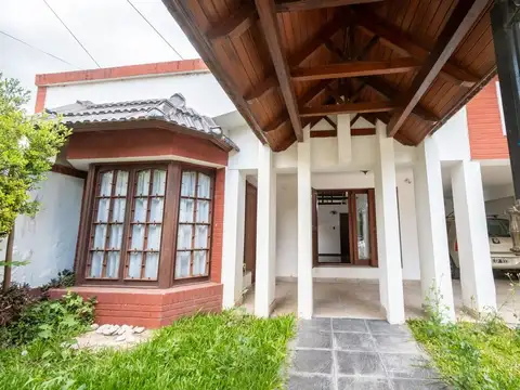 Casa 8 ambientes con 3 baños