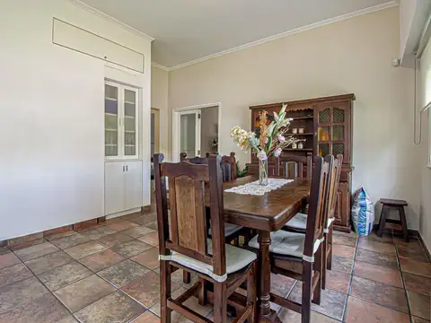 Casa 4 ambientes con 2 baños