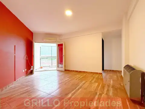 Av. J. D. Perón 4950. Departamento de 3 ambientes con balcón y espacio guardacoches. Apto crédito.