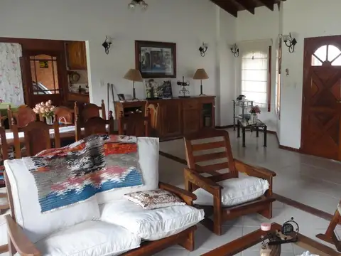 Casa en Alquiler con 4 cocheras