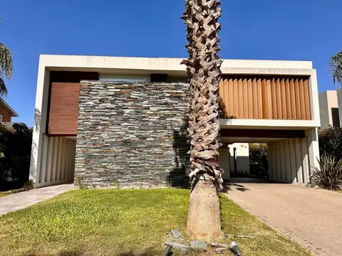 Funes Hills Miraflores al 4200. Casa sobre Bv. Principal