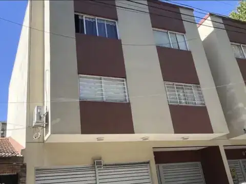 2 ambientes con patio y cochera