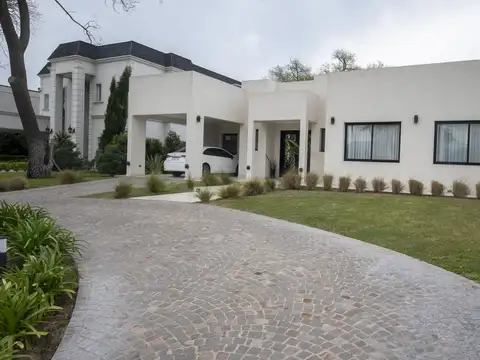 Casa en Venta con 6 cocheras