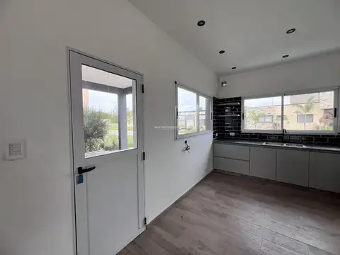 Casa 6 ambientes con 4 baños