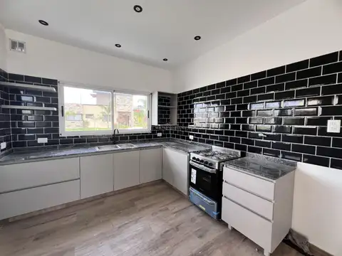 Casa en Venta con 2 cocheras