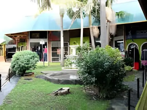 2 Locales: Carreras N° 37, Locales N° 17 y N°18 - Mar de Ajó - C398