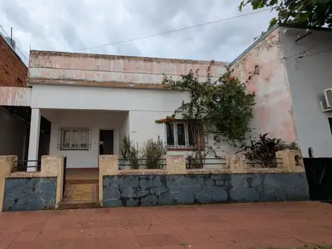 CASA EN VENTA EXCELENTE UBICACION A REFACCIONAR