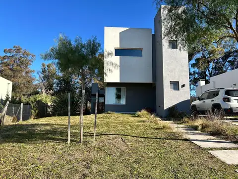 Casa en Alquiler con 2 cocheras