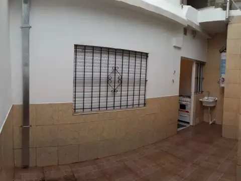 PH DE 3 AMBIENTES EN PLANTA BAJA AL FRENTE CON PATIO.73M2. LLAVALLOL.