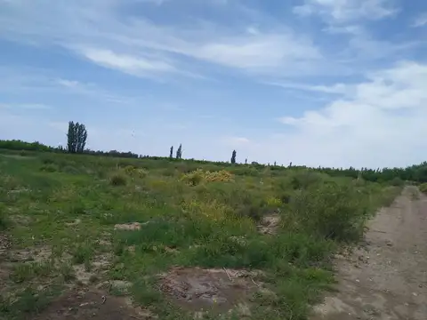 Paraje el Tropezon (con acceso desde Ruta Nacional 143 a 600 metros por servidumbre de paso.