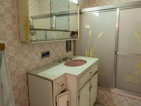 VENTA CASA  EN VENTA 6 AMBIENTES CON COCHERA