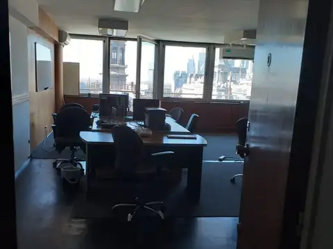 Oficina en microcentro. Muy luminosa. Vista abierta. Seguridad. A mts Plaza de Mayo