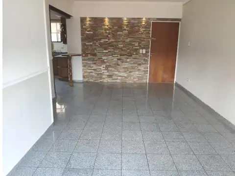 HERMOSO DEPTO 3 AMBIENTES MUY AMPLIO Y LUMINOSO CON COCHERA