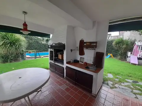 Casa 8 ambientes con 3 baños