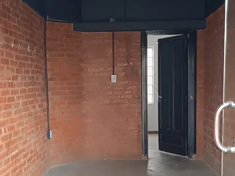 Local con baño y depósito en excelente ubicación
