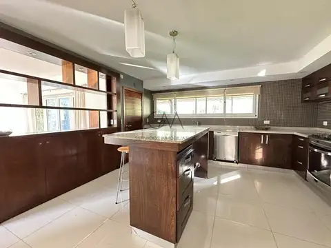 Casa en Alquiler con 2 cocheras