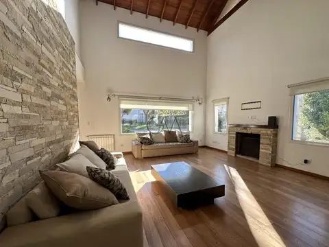 Casa en Alquiler en Rumenco, USD 2.800