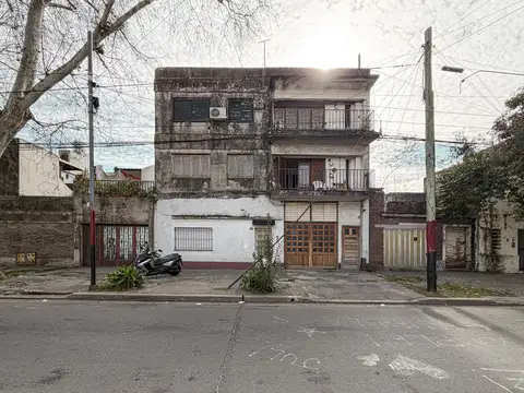 Casa de 6 habitaciones en 3 niveles con 3 departamentos y un galpon