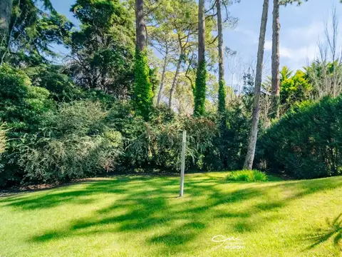 Casa de cuatro ambientes, a metros del Ranch Tennis Club, Rey del Bosque e/ Cedro y Cerezo