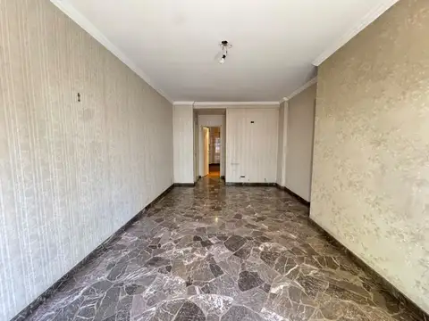 Departamento de 4 ambientes con dependencia de servicio patio y cochera