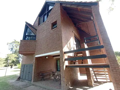 Casa canadiense en venta sobre doble lote en las Praderas de Luján. Permuta.