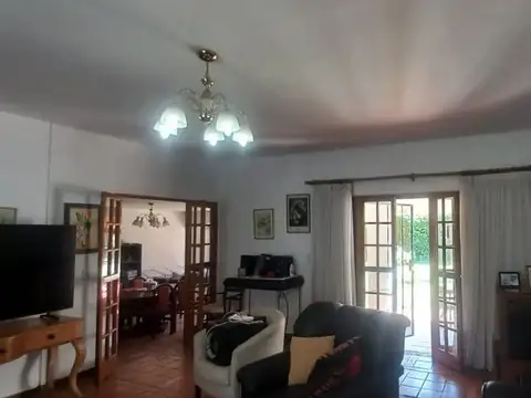 Casa 7 ambientes con 2 baños