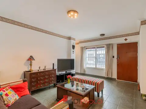 Venta Casa lote propio 4 ambientes con cochera, patio, quincho y terraza en Versalles