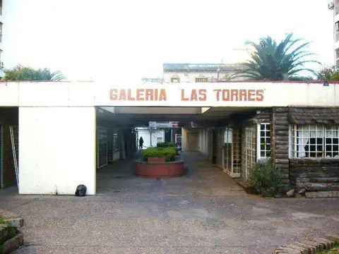 Local comercial en galería Las Torres con baño y antebaño.