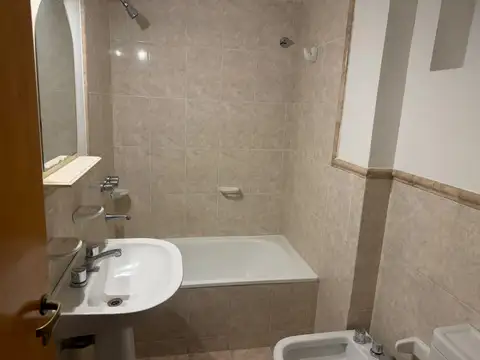 Depto con balcon al frente - 1 dormitorio - 1 baño - excelente Zona