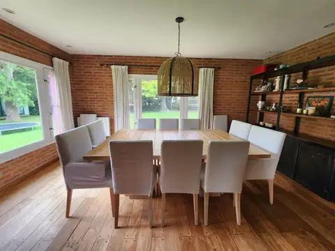 Casa 8 ambientes con 2 baños