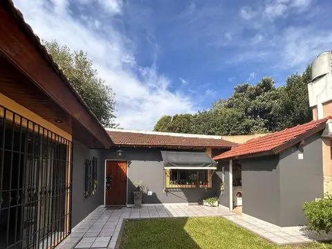 Amplia casa con jardín, piscina, quincho, garage y local  en Temperley