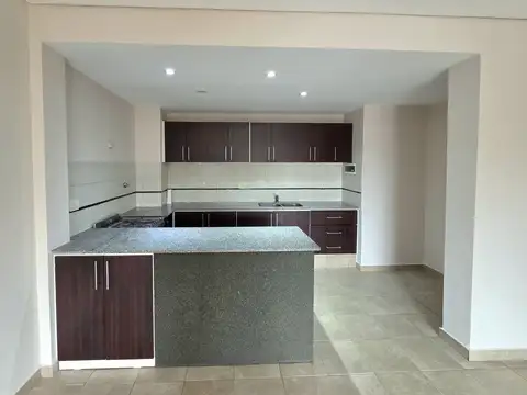 65 entre 4 y 5,  Departamento  de 2 Dormitorios en alquiler. Excelente estado.