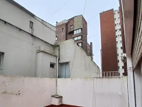 Alquiler de departamento 3 ambientes con dependencia - Balcón a la calle - Patio interno- Colon 2600