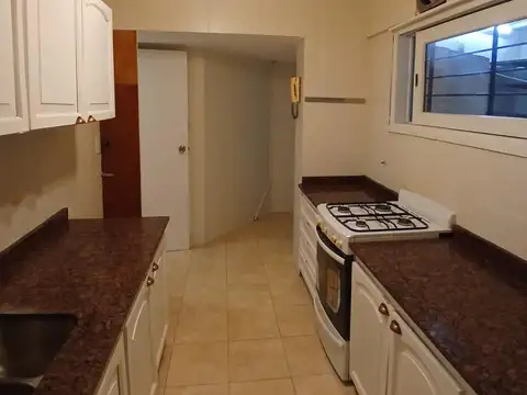 Alquiler de departamento 3 ambientes con dependencia - Balcón a la calle - Patio interno- Colon 2600