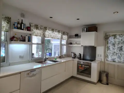 Casa en Venta con 3 cocheras
