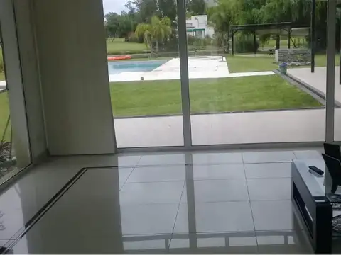 Moderna Propiedad en Venta, 350 m². Posada de Los Lagos, Brandsen.